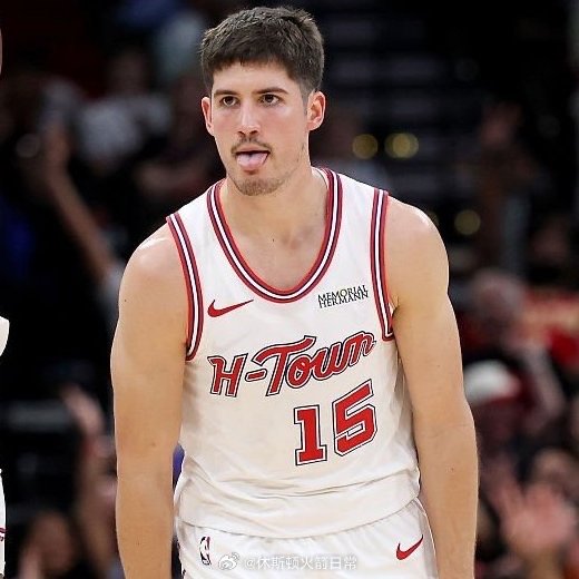 记者：连续两个夜晚，你第一天是替补出场，第二天是首发，这有什么不同？特别是考虑到