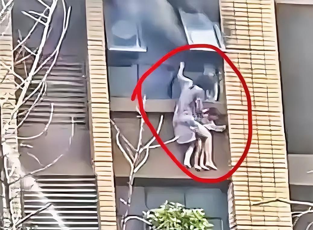她撑住了那么久，却没撑过最后一秒！五楼窗外，十公分宽的墙沿，一个妈妈用腿夹着孩子