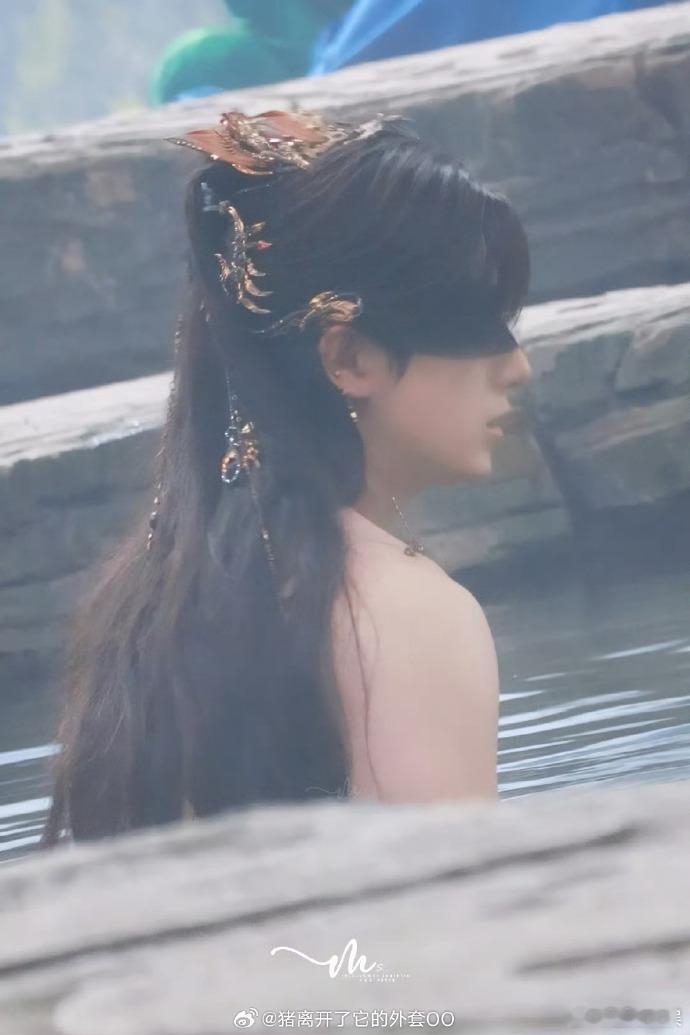 #李宏毅十万狂花入梦来蒙眼泡水路透##李宏毅半裸蒙眼路透#李宏毅的《十万狂花入梦