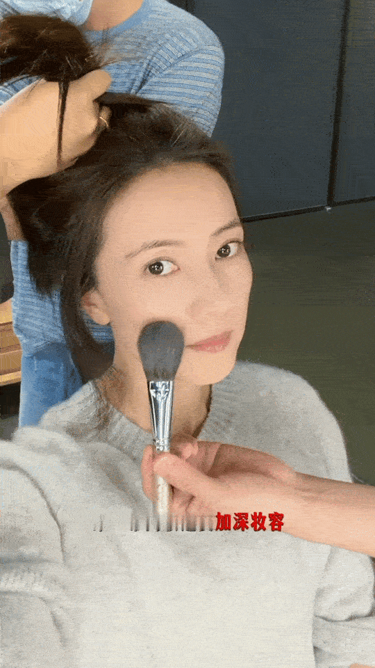 高圆圆化三次妆但只用卸一次高圆圆新vlog好可爱！拍芭莎叠着化三次妆，眼线口红越