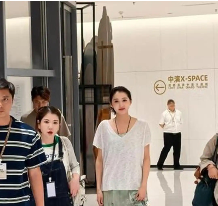 成都活动现场路人偶遇关晓彤！一身简约松弛日常穿搭出镜，浅白宽松V领短袖，内搭小吊
