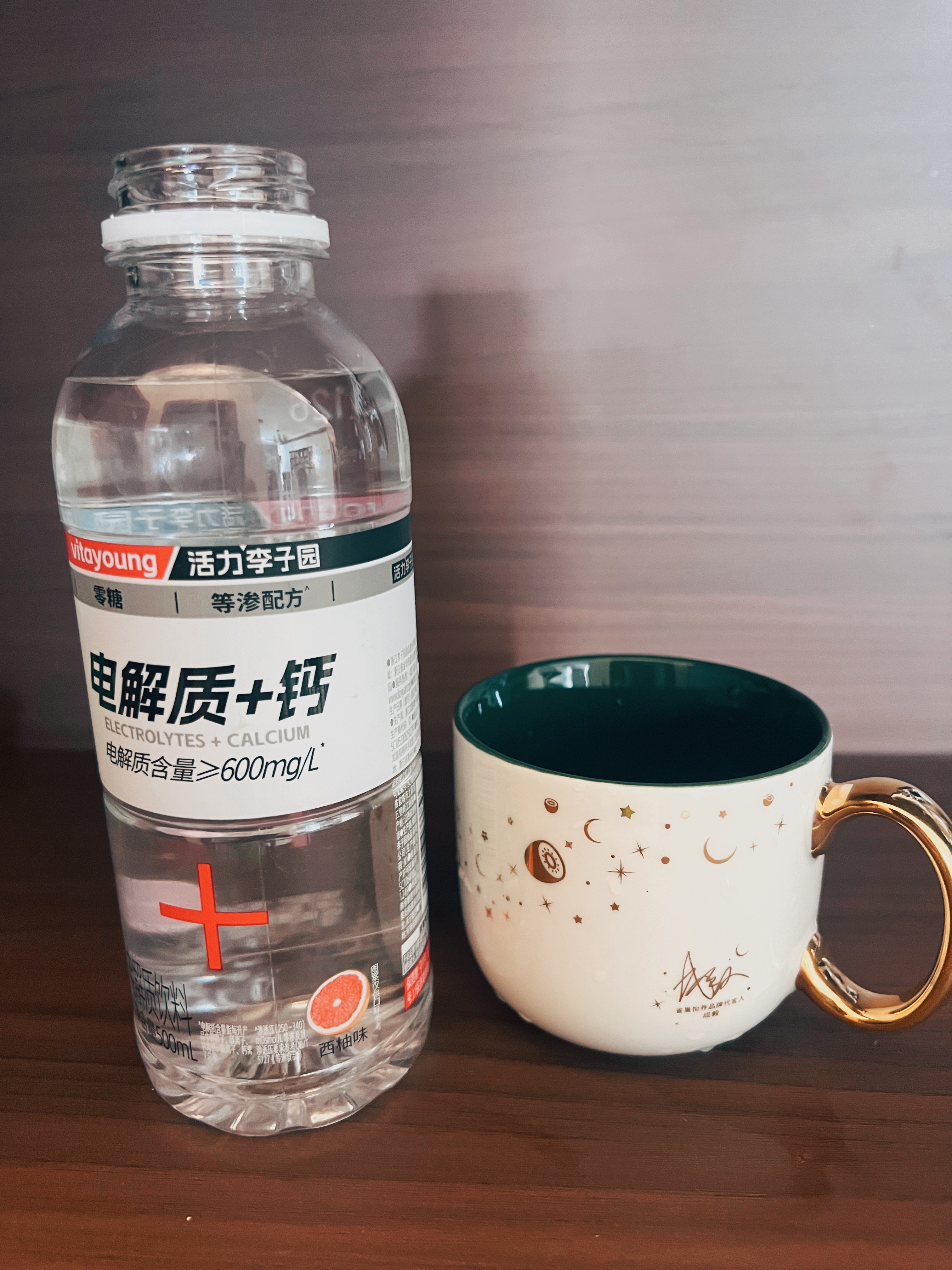 李子园的电解质水冲黑咖啡，竟然喝出了橙c美式的味道！明天冻一瓶试试，应该口感更好