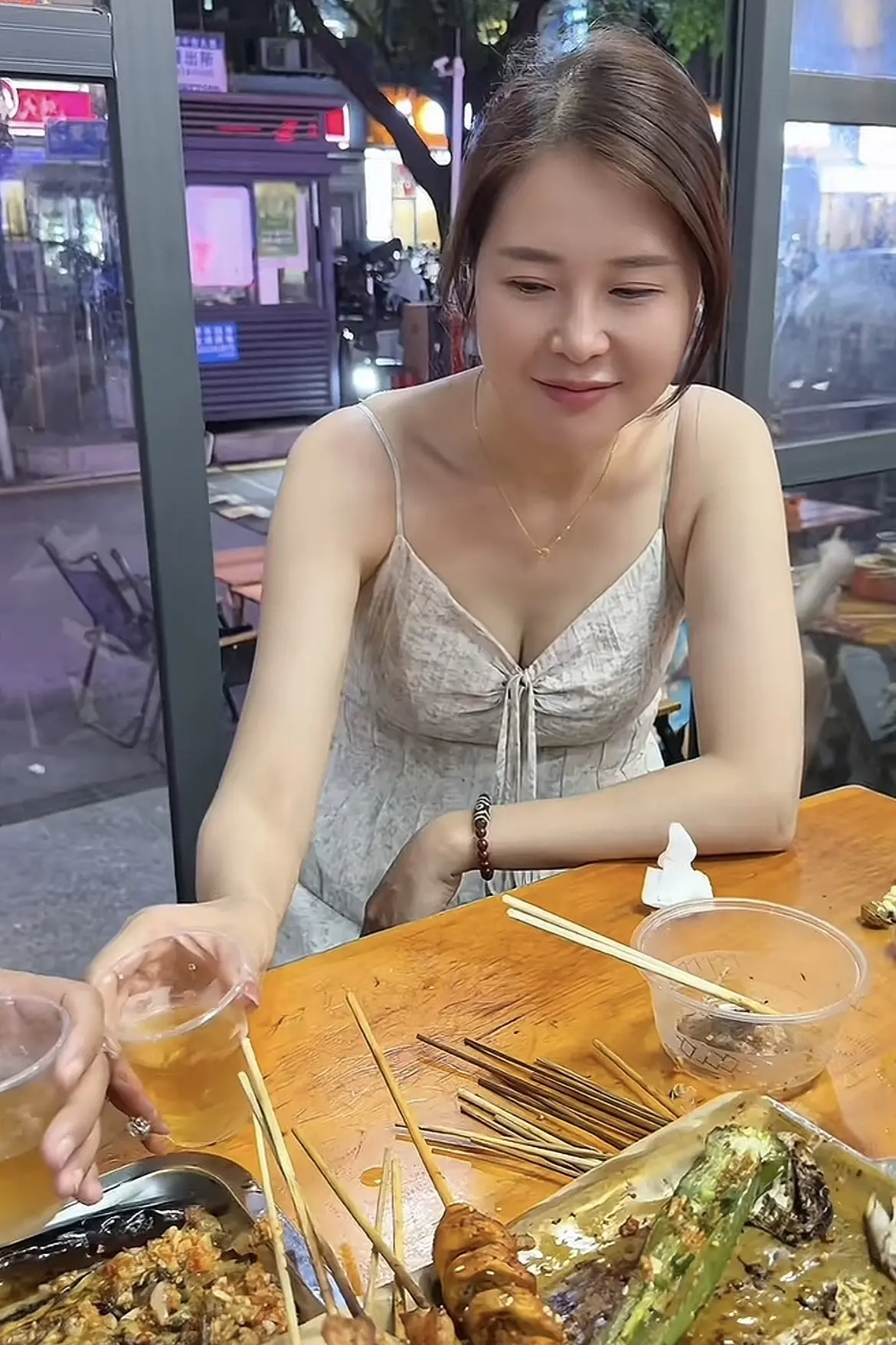 用酒精自我放逐，一杯杯心已麻木，浑浑噩噩近半生，跌跌撞撞寻归途。