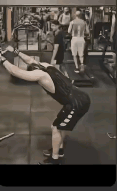 你摆出这么迷人的姿态，是不知道这地儿暗处藏着多少双眼睛吗？