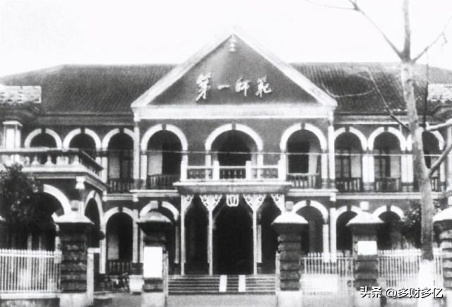 藏了27年的救命恩！68岁恩师进京，毛主席拒亲不徇私，自掏腰包暖人心
 
192