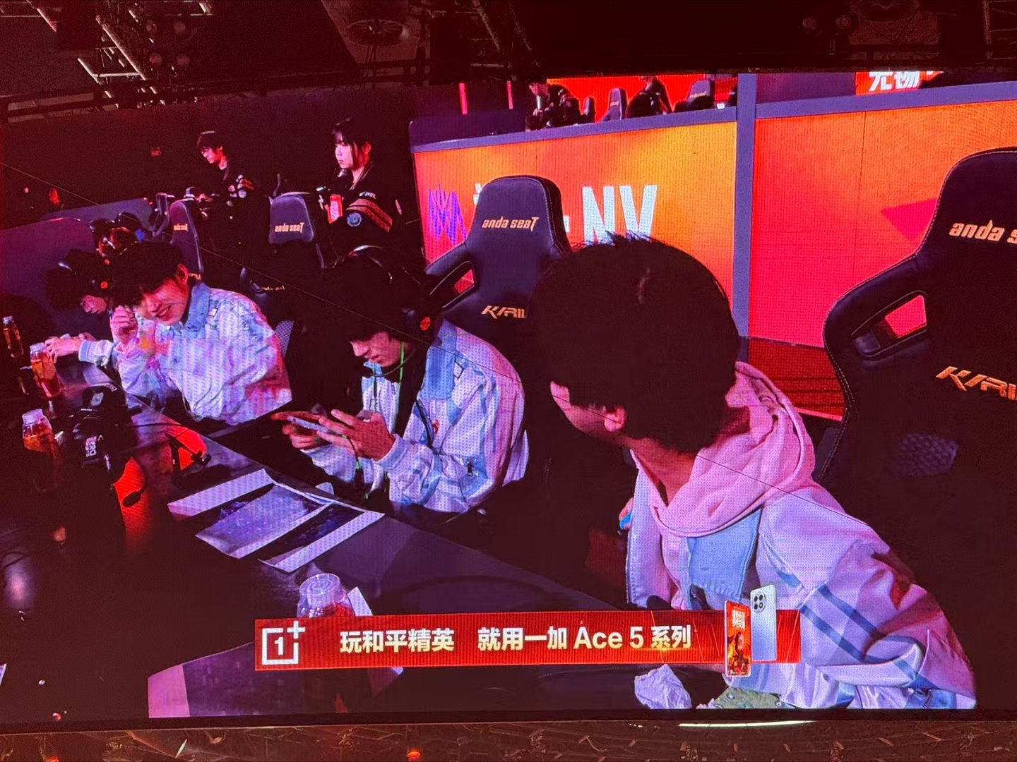 WBG周决赛吃鸡海岛激战正酣，WBG火力全开！精准锁定敌人位置，默契配合强势输出