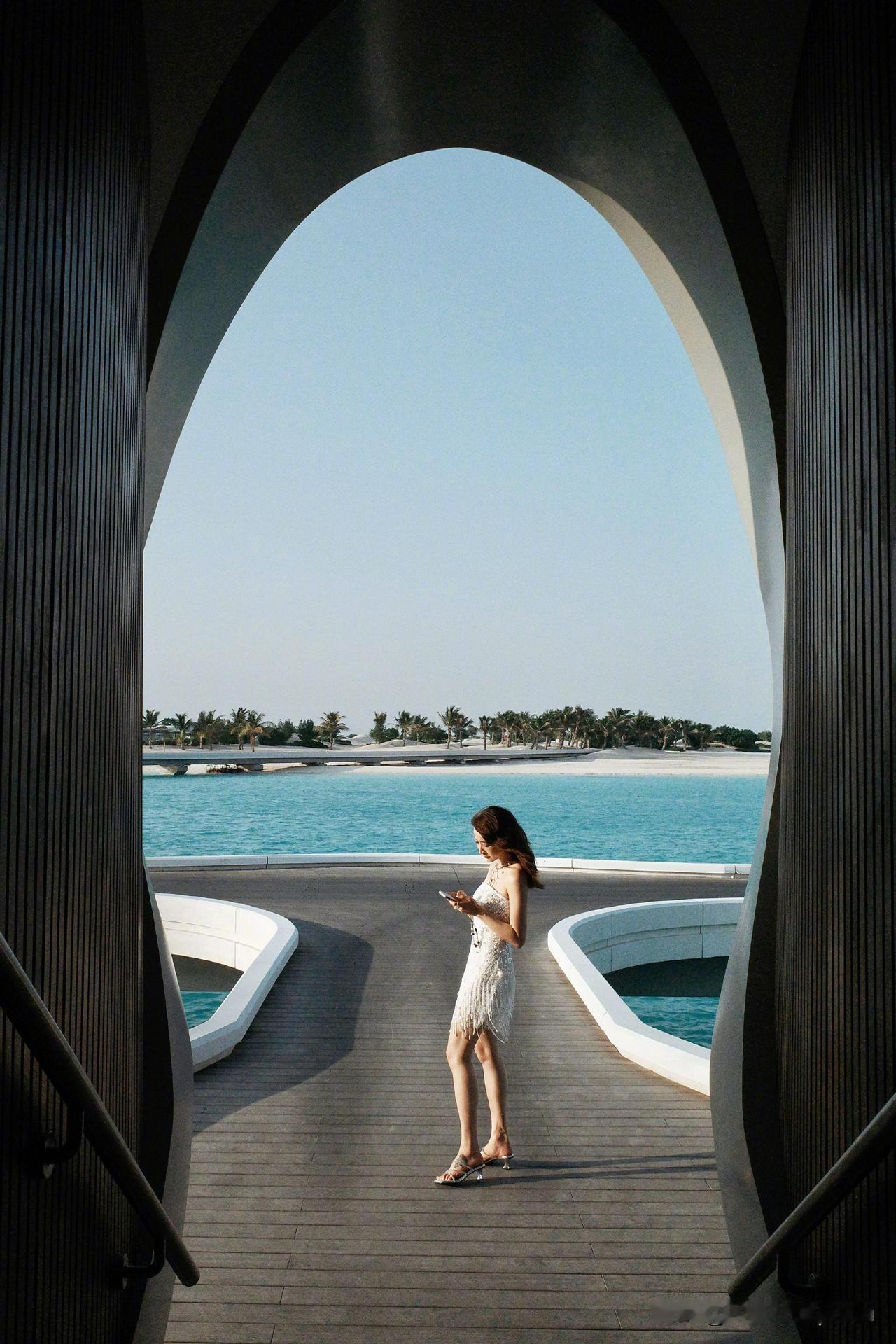 蕾拉小姐跟陈赫离婚后一直展现独立洒脱的形象，环球旅行、玩潜水、搞艺术，确实活成了