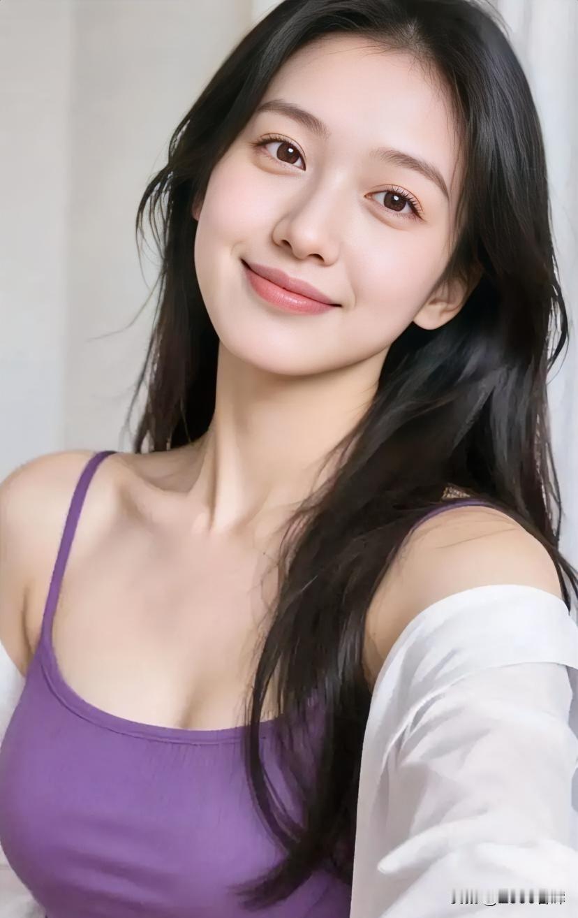 紫衣曳柔光，勾勒锁骨的诗行。

白衫半落肩，漾开慵懒的温婉。

长发似墨瀑，垂落