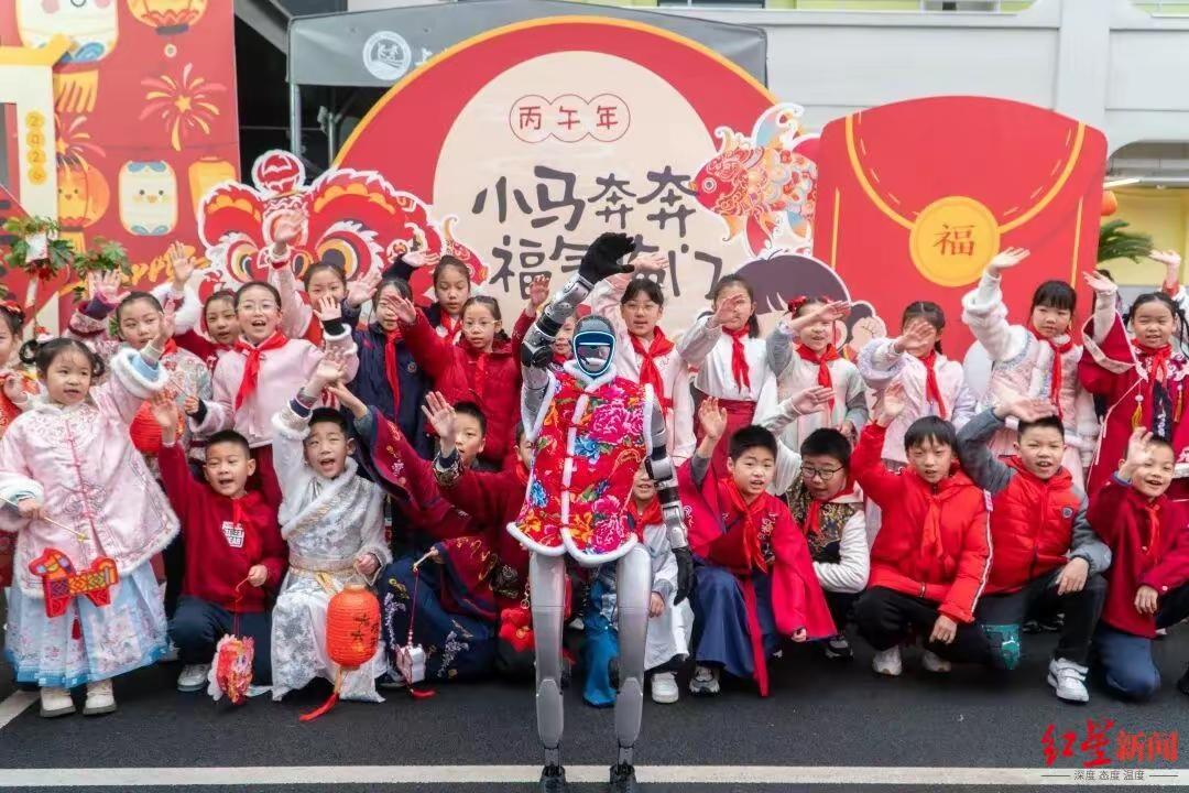 机器人迎接开学[祝福][祝福]
在校门口跳舞，握手，表演各种
我想着这租一天机器