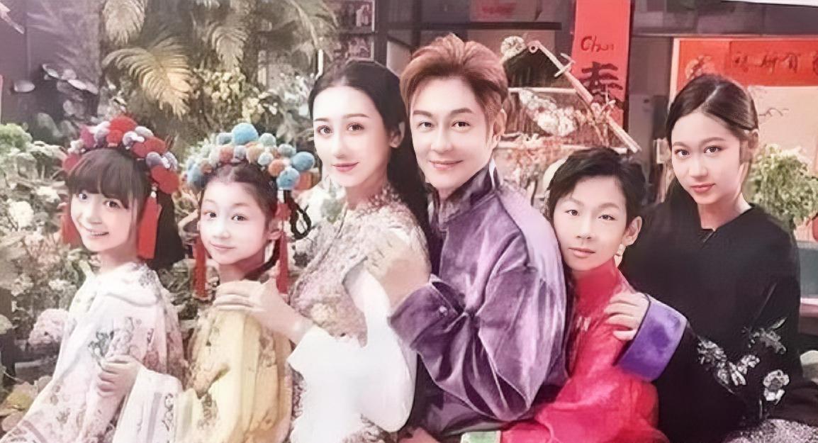 陈浩民家庭状况：
1、陈浩民，56岁，香港演员。
2、妻子：蒋丽莎40岁，湖南籍