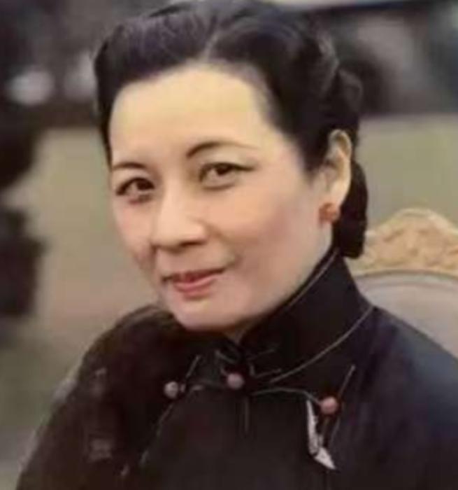 宋美龄长得美艳动人，为啥老蒋却和她分床30年？原因是她有四大怪癖，每一个都让老蒋