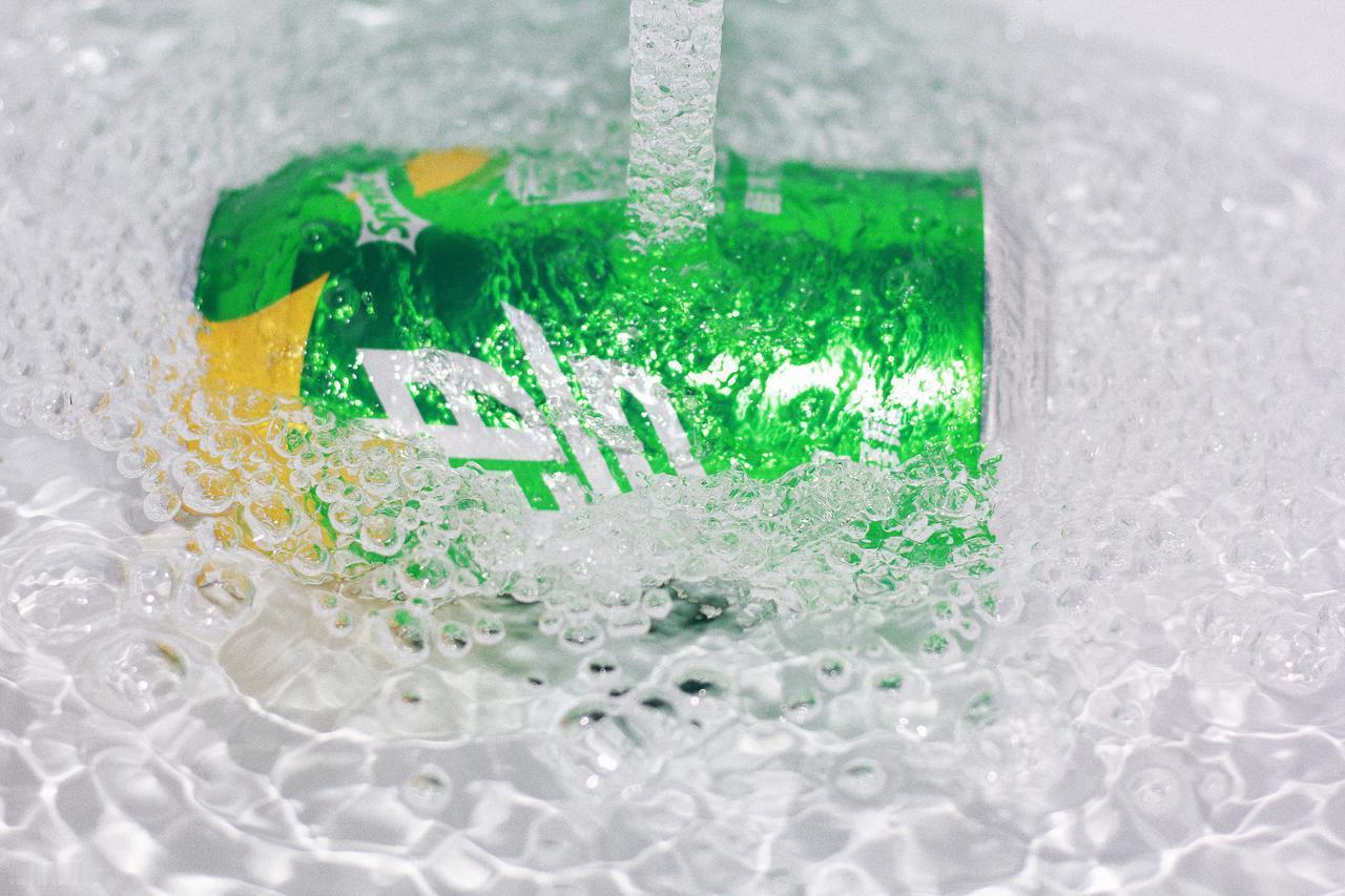 雪碧再次被关注！医生发现：高尿酸者喝雪碧，不用多久或有4变化

炎热天气里打开冰