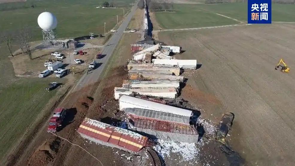 【美国一货运列车脱轨 一节装载熔融硫黄车厢起火】国铁微闻 当地时间12月30日清