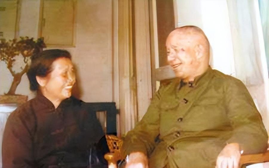 在1984年临终的时候，粟裕将军提出请求：希望将自己的骨灰与曾经战友寻淮洲等英烈