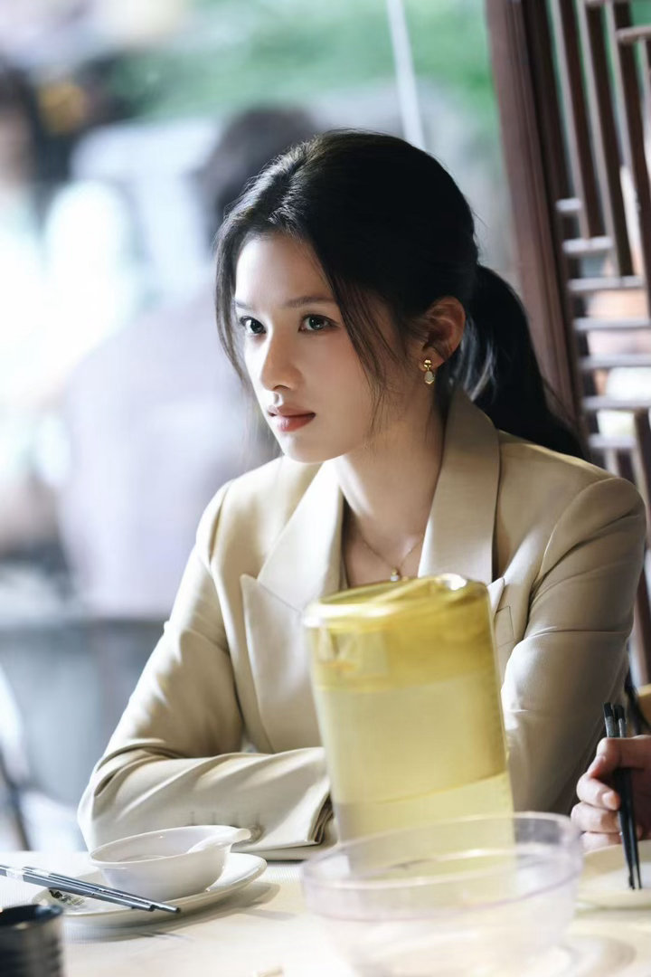 张婧仪野狗骨头28集18分57秒湿布捂口鼻弯腰冲进去的镜头封神，张婧仪把苗靖的脆
