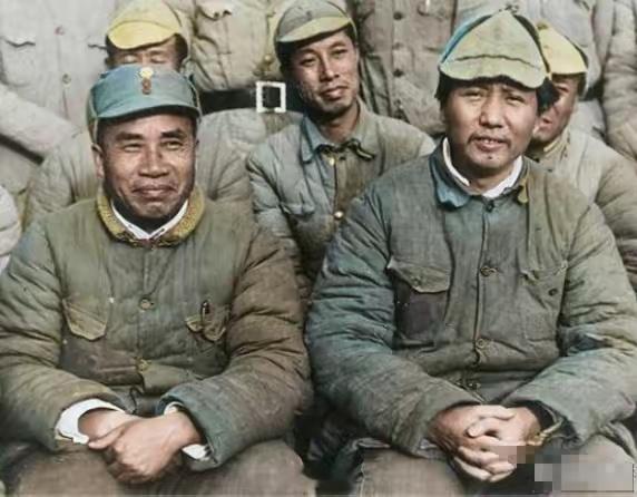 延安时期，毛主席与朱老总合影留念。两人身着旧棉衣，帽子各异：朱老总戴国军德式军帽