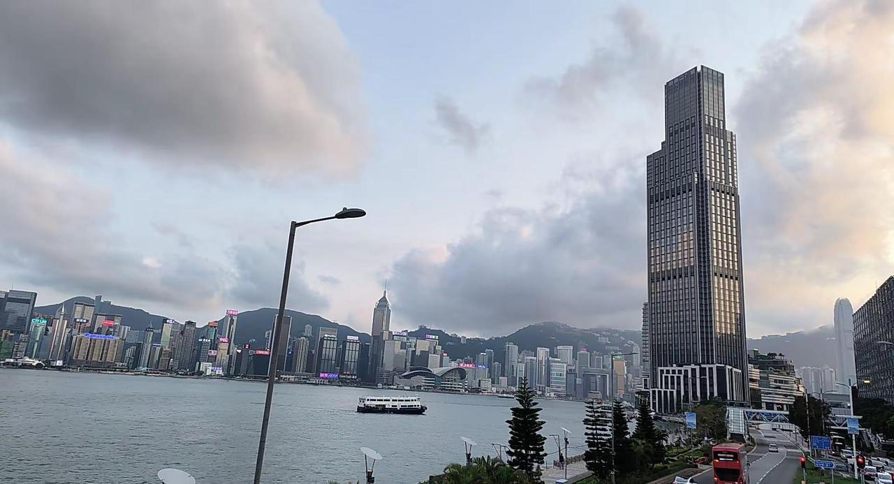 阳光露脸两秒，暴雨说来就来——港式天气比前任还善变😅⚡