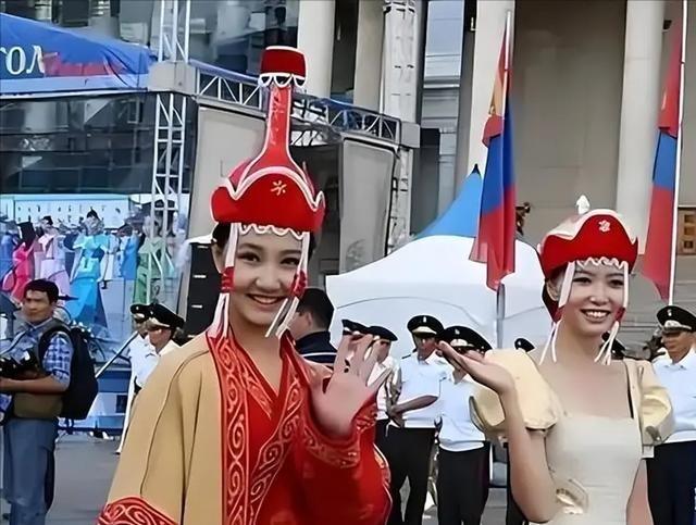 走在乌兰巴托街头你会发现，墙上刷着“中国人滚出去”的红色标语，酒吧里年轻人喊着“