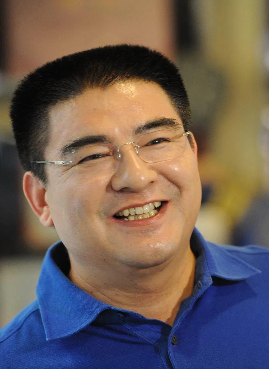 我爱陈光标！
爱，就要说出理由来。
一、标哥是纯粹做慈善。拿的真金白银，都是自己