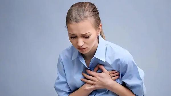 嘴唇发紫确实是心肺健康的“警报器”。医学上称之为“发绀”，其本质是血液中还原血红