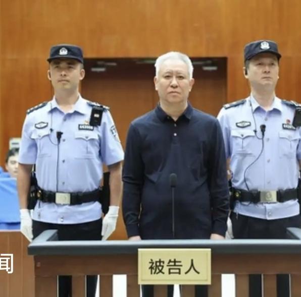 许家印为什么被判无期而不是死刑？

在社会发展中，每一个阶段都有其代表性的经济形