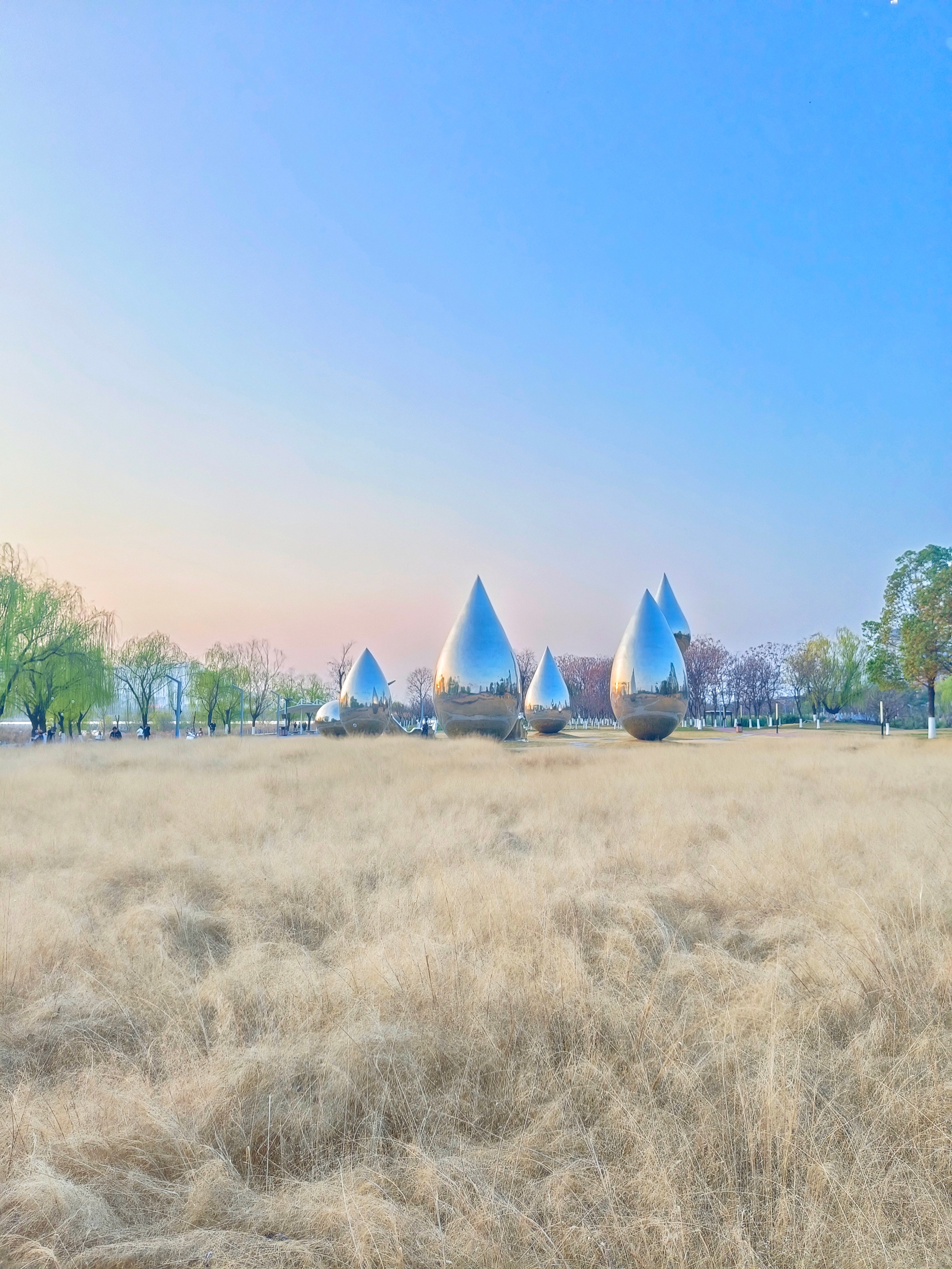 《天汉公园》今天漫步汉中天汉湿地公园，江风拂面，水波温柔。走着走着，那些熟读于心