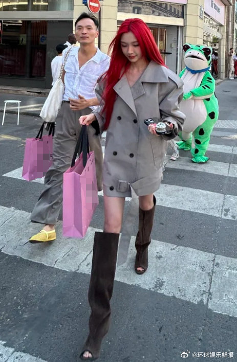 易梦玲探班巴黎合伙人易梦玲红发美到巴黎 巴黎合伙人家人们！易梦玲去巴黎探班《巴黎