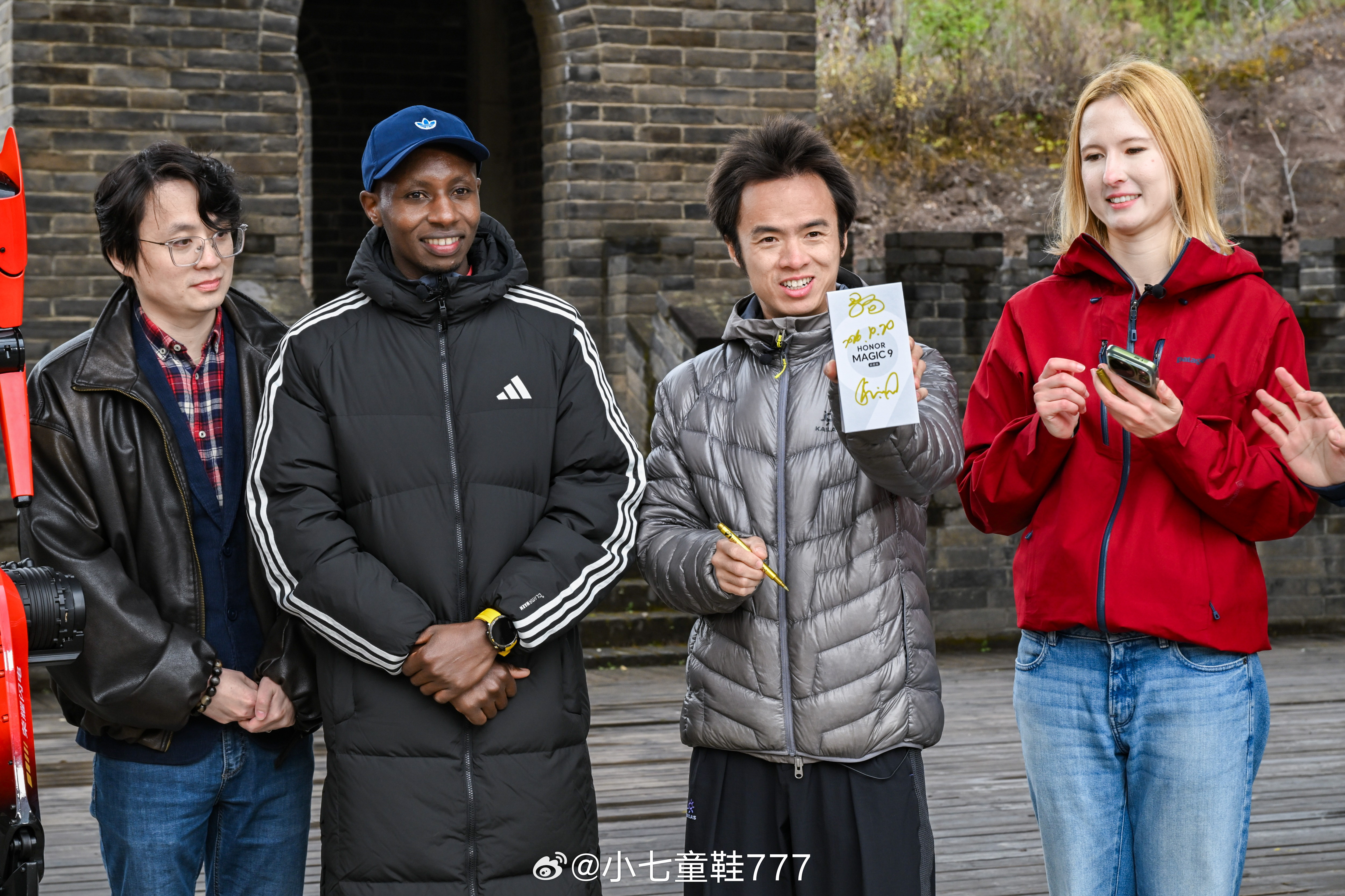闪电萨维赵家驹罕见线下同框竞速萨维以坚持和汗水突破人类马拉松的速度极限，中国越野