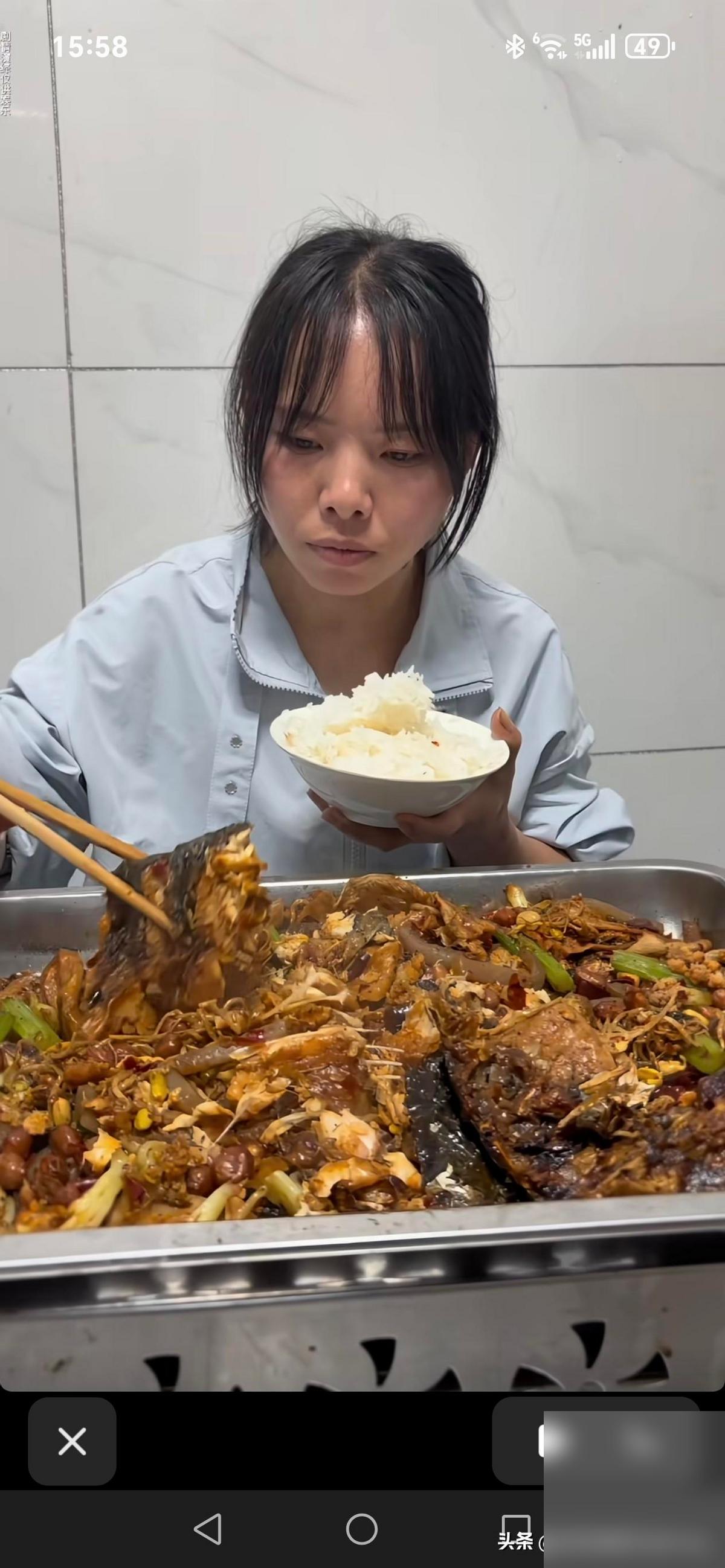 女子刚夹起一块鱼，就被男子打掉，随后男子又将饮料洒在女子脸上。这个画面，扎眼的不