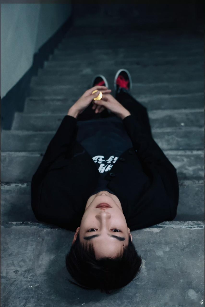 邬家楷私下就是唱跳抽象什么都来看《毕正明的证明》，还以为邬家楷是高冷帅哥。结果刷
