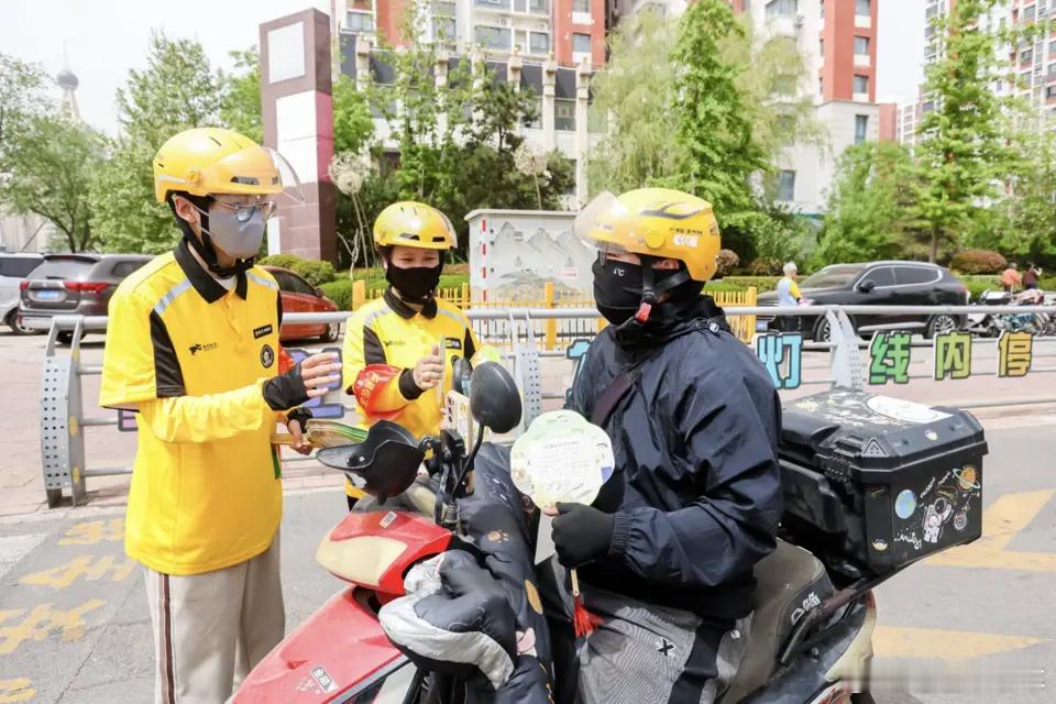 天津骑手不闯红灯有奖金以前外卖小哥拼的就是速度，现在的小哥们等的就是安全，既安全