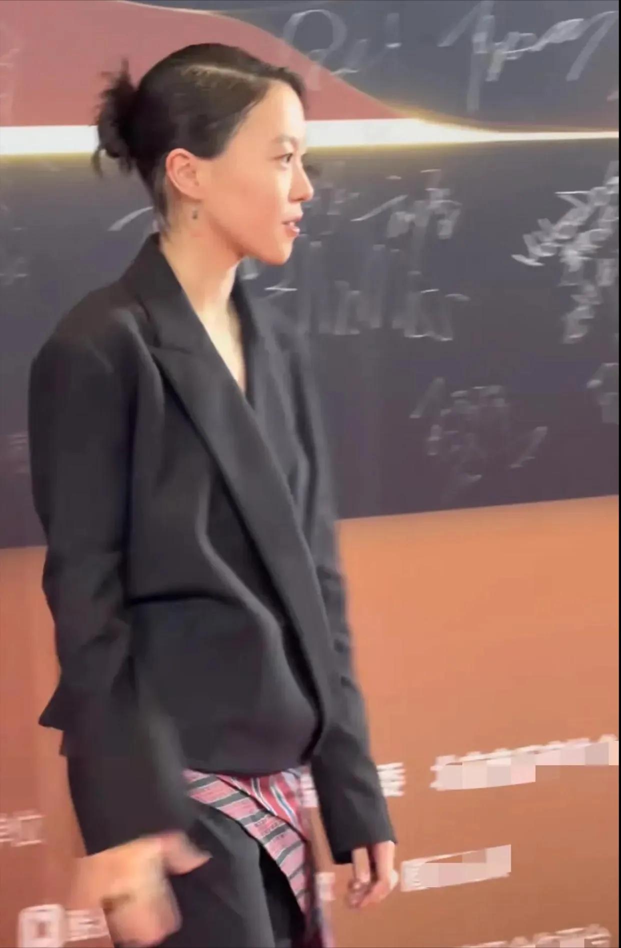 照片上穿西装的这个人很帅，但她却不是男生，而是真真正正的女生。她的妈妈是王菲，爸