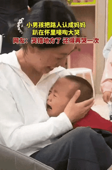 “太好笑了！”云南，妈妈带小男孩在室内游乐场玩耍，玩的正起劲时，小男孩抬头发现妈