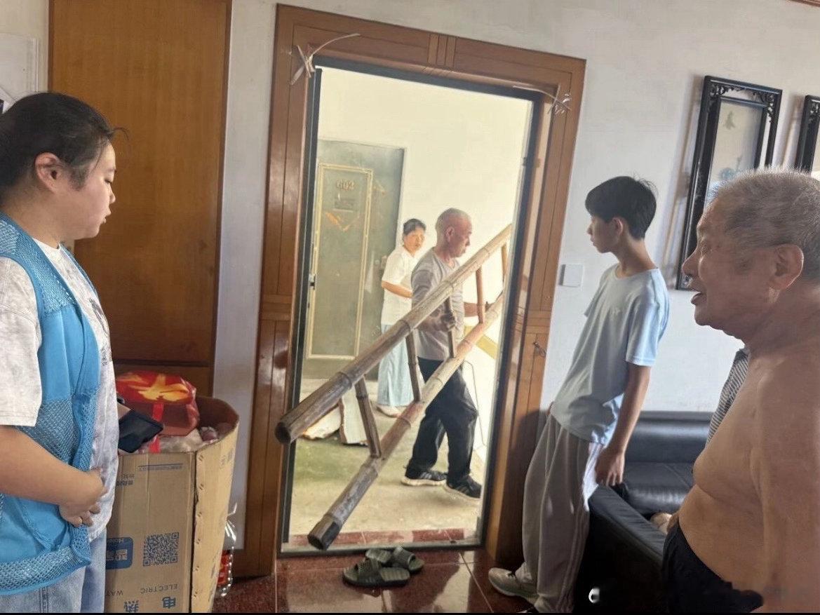 铁皮悬空台州志愿者高空排险守护群众安全快速处置、闭环清零，整场排险行动高效有序、