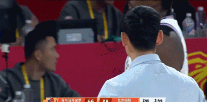 矛盾公开了？今晚CBA常规赛深圳主场对阵北控的比赛第二节出现意外场面：该节还有3