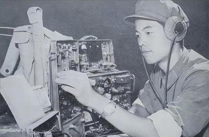 1976年，一名老人在北京军事博物馆参观时，他趁没人就想摸一下文物，工作人连忙阻