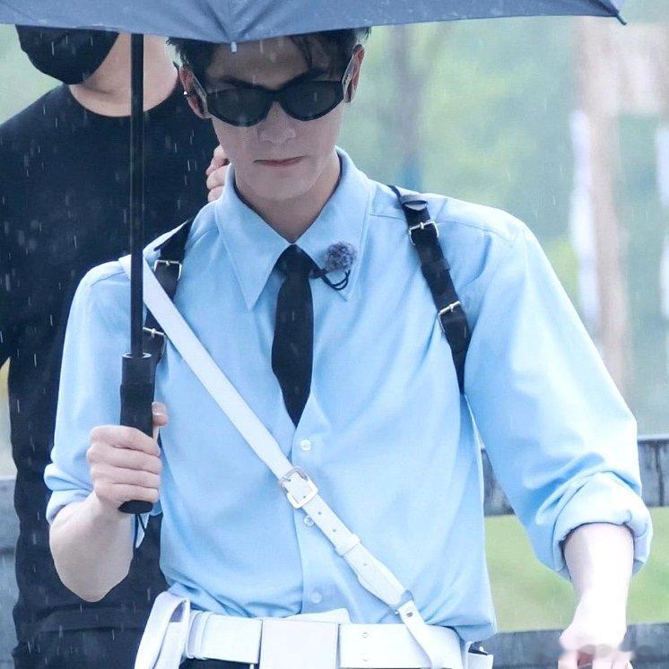 张凌赫制服雨中撑伞张凌赫制服届的神张凌赫穿制服雨中撑伞，成神了，张凌赫太帅了 …