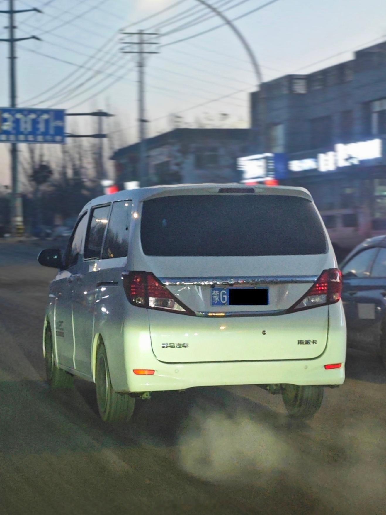 野马斯派卡(M70)燃油版，当年最博眼球的就是发布会直接按斤卖车。外观上模仿了2