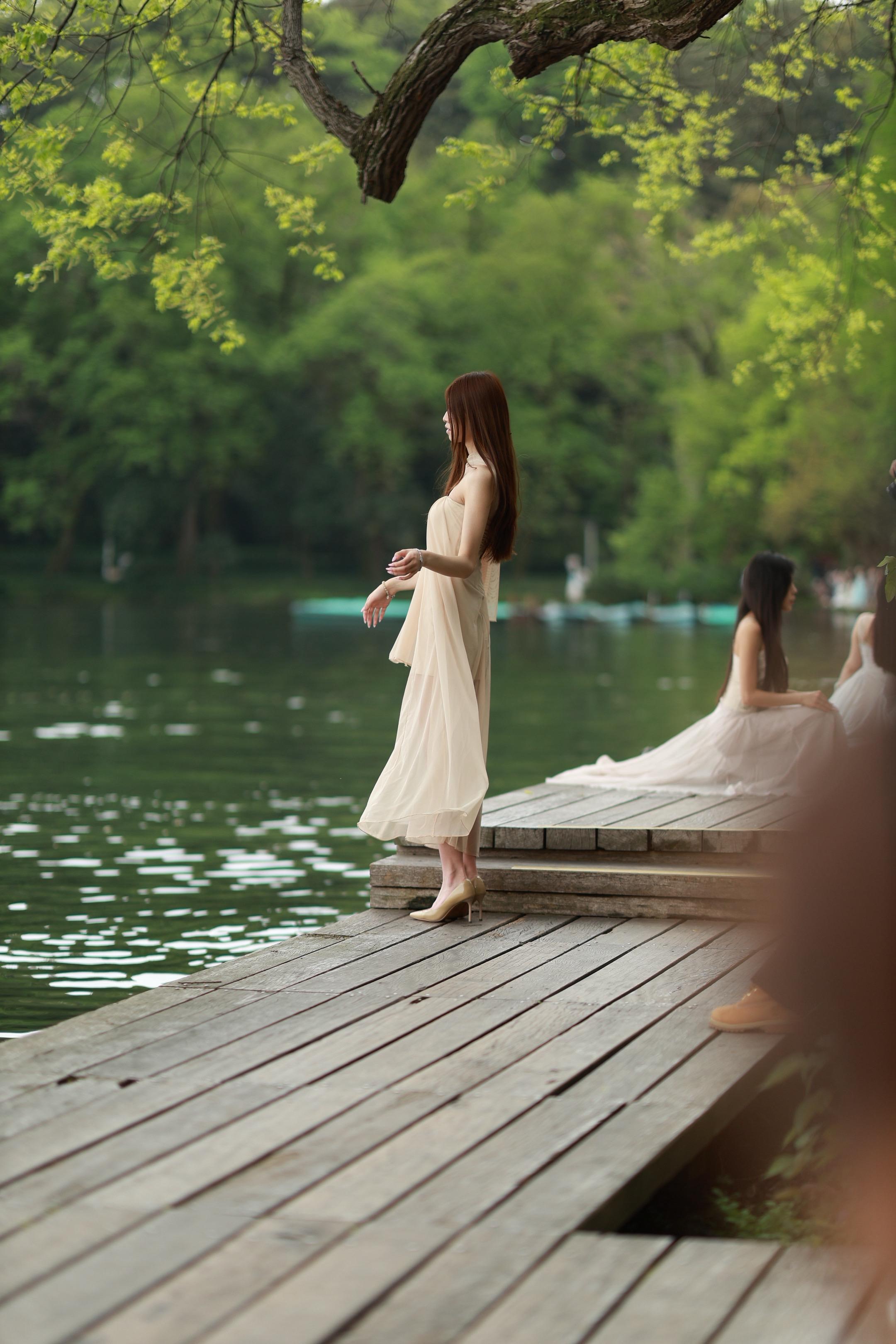 “你问西湖水，偷走她的几分美”清明一趟杭州行 最大的感受是跟上海相比...