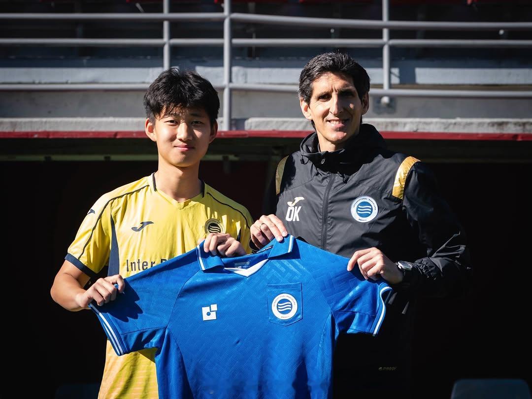 【官方：肖远豪加盟国际巴塞罗那】西班牙国际巴塞罗那足球俱乐部官方宣布，后卫肖远豪