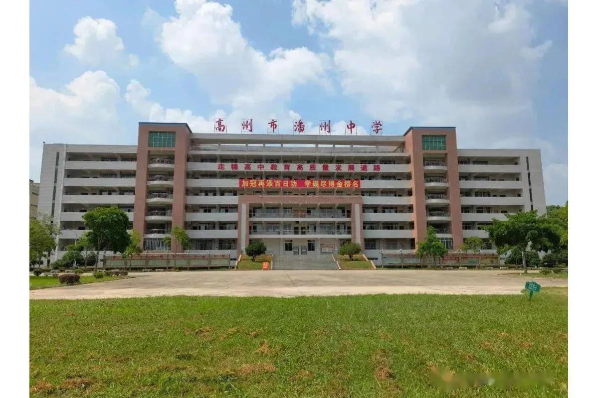潘州中学是有不少复读生，是那些高考成绩达到本科线，但不想去读民办大学的学生。
那