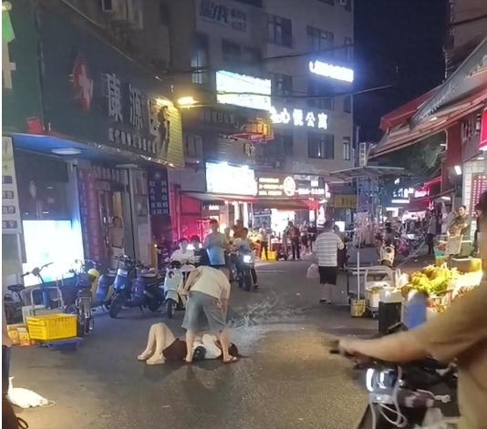 “法制社会，当街打人！”广州天河的闹市区一名光头男子，当众殴打一名身穿黑色短裙的