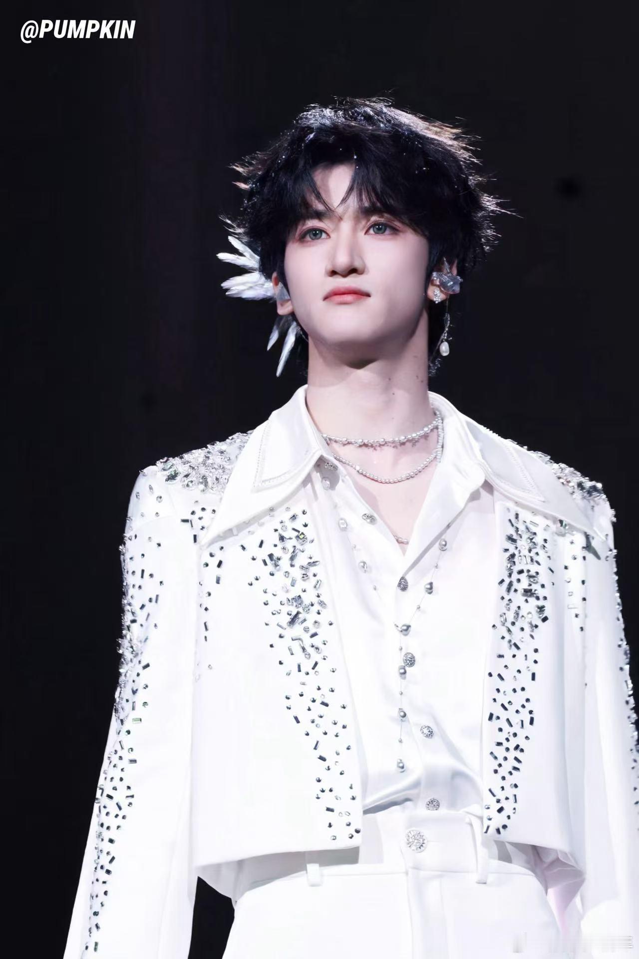 邓佳鑫离了时代峰峻发现外面没有雨 从舞台走位到灯光配合，邓佳鑫都能给出细致建议，