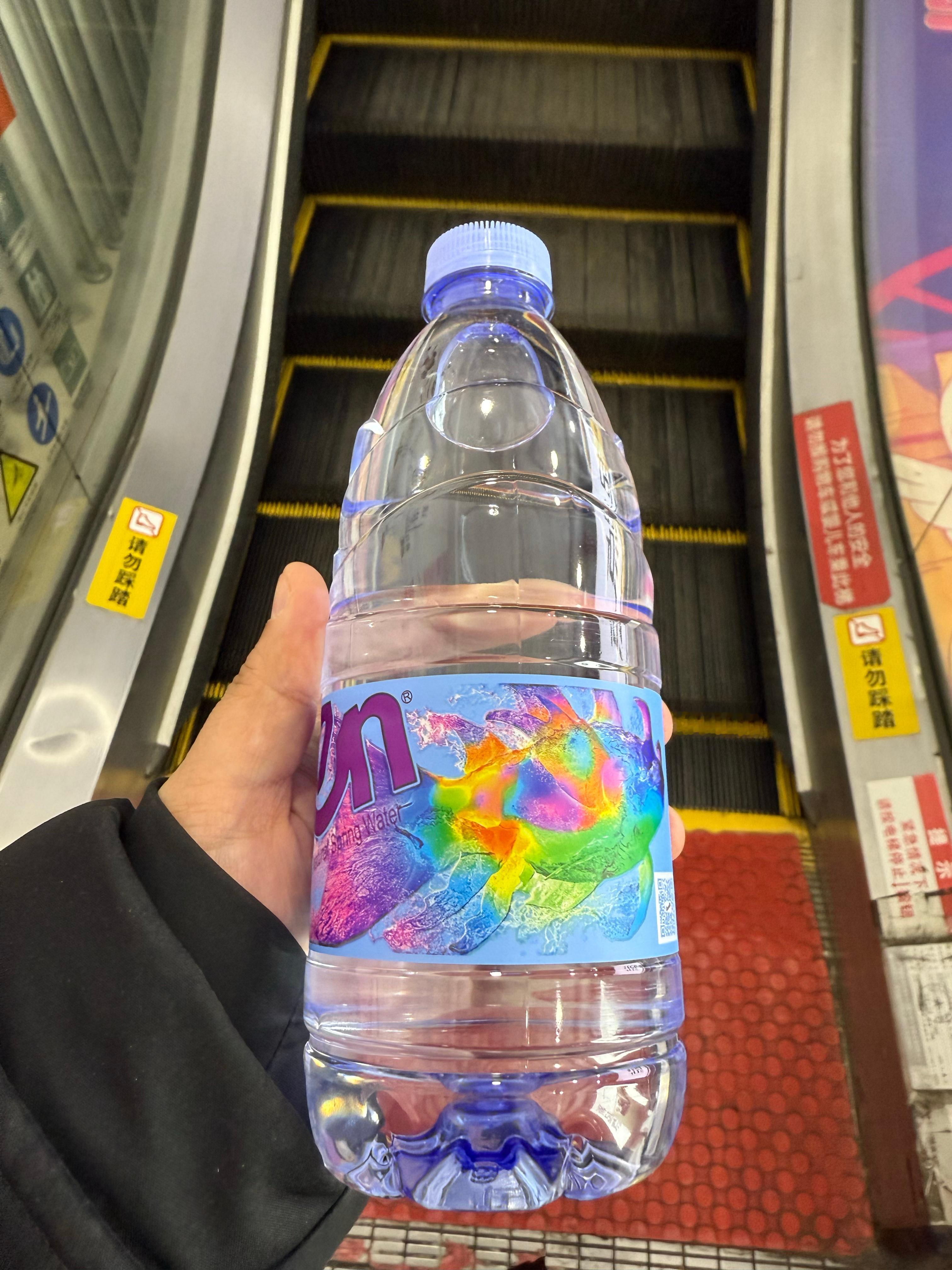 刚去买了瓶2块钱的水，碰一碰支付优惠2块，羊毛也算是薅上了！ 