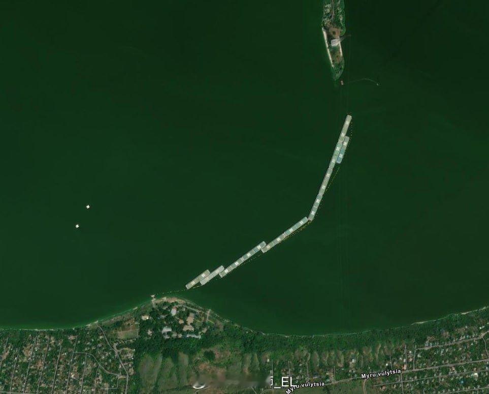 乌克兰尼古拉耶夫市的跨河大桥旁摆了一排屏障，可能是预防俄军的遥控自爆艇袭击。