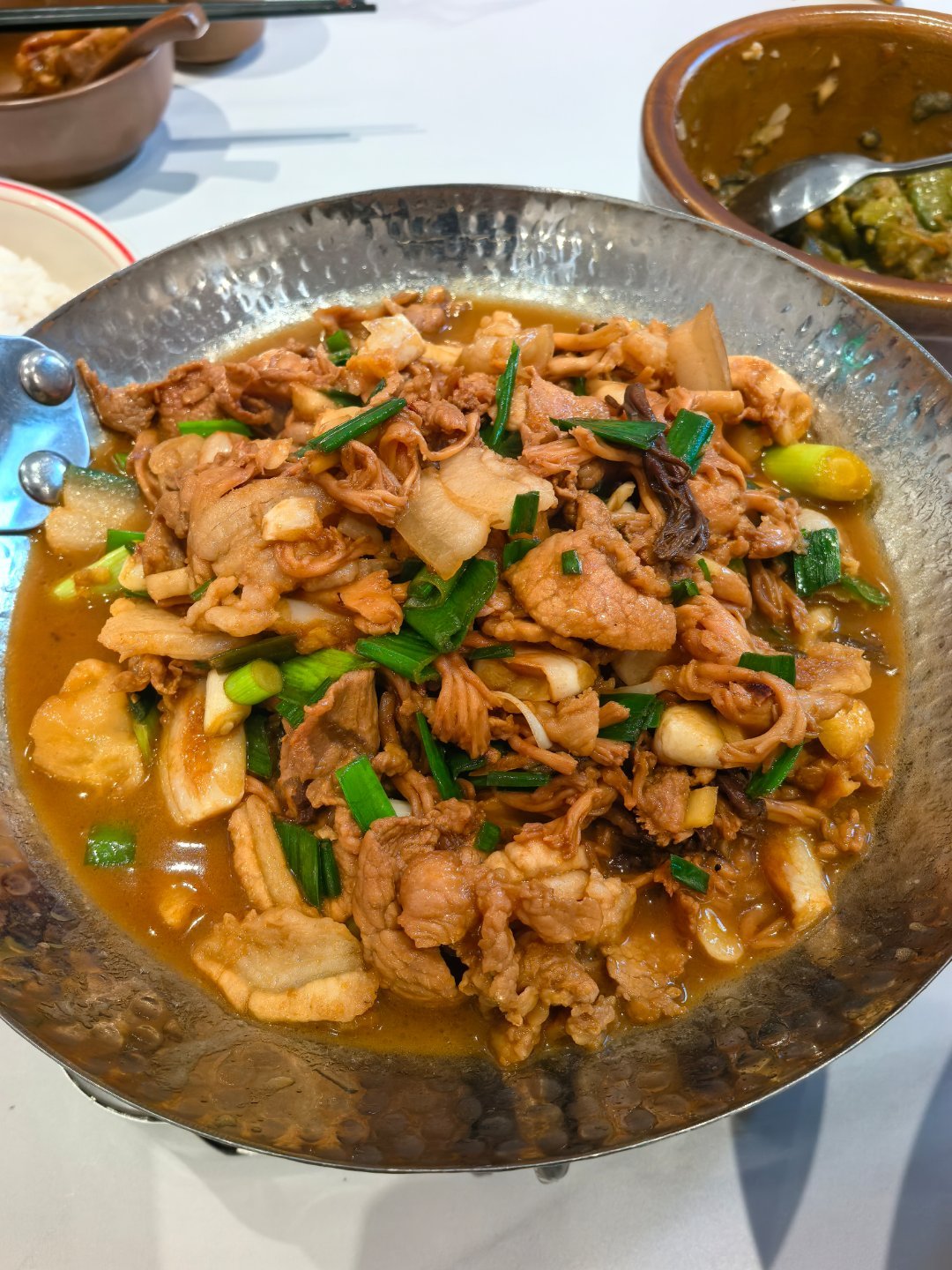 找饭店把我们捡的蘑菇炒了，因为怕高原上弄不熟见手青，最后只炒了扫把菌