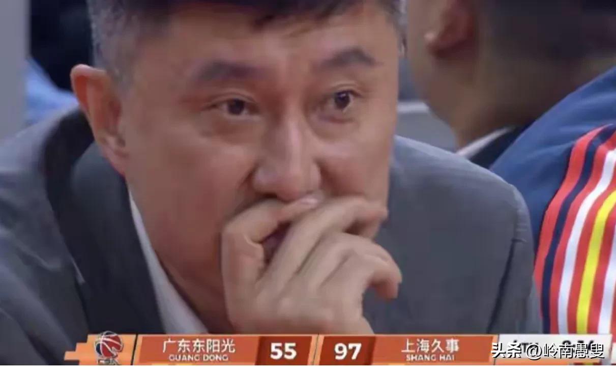 尽管足足输了40分，简直输到"离晒谱″，但估计骂杜锋骂广东队的球迷不会太多。
因