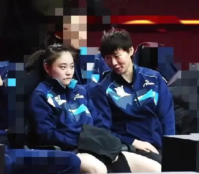 输球后，她一句话救回队友
 
徐奕刚输完外战，蹲在场馆角落抹眼泪。王曼昱走过去，