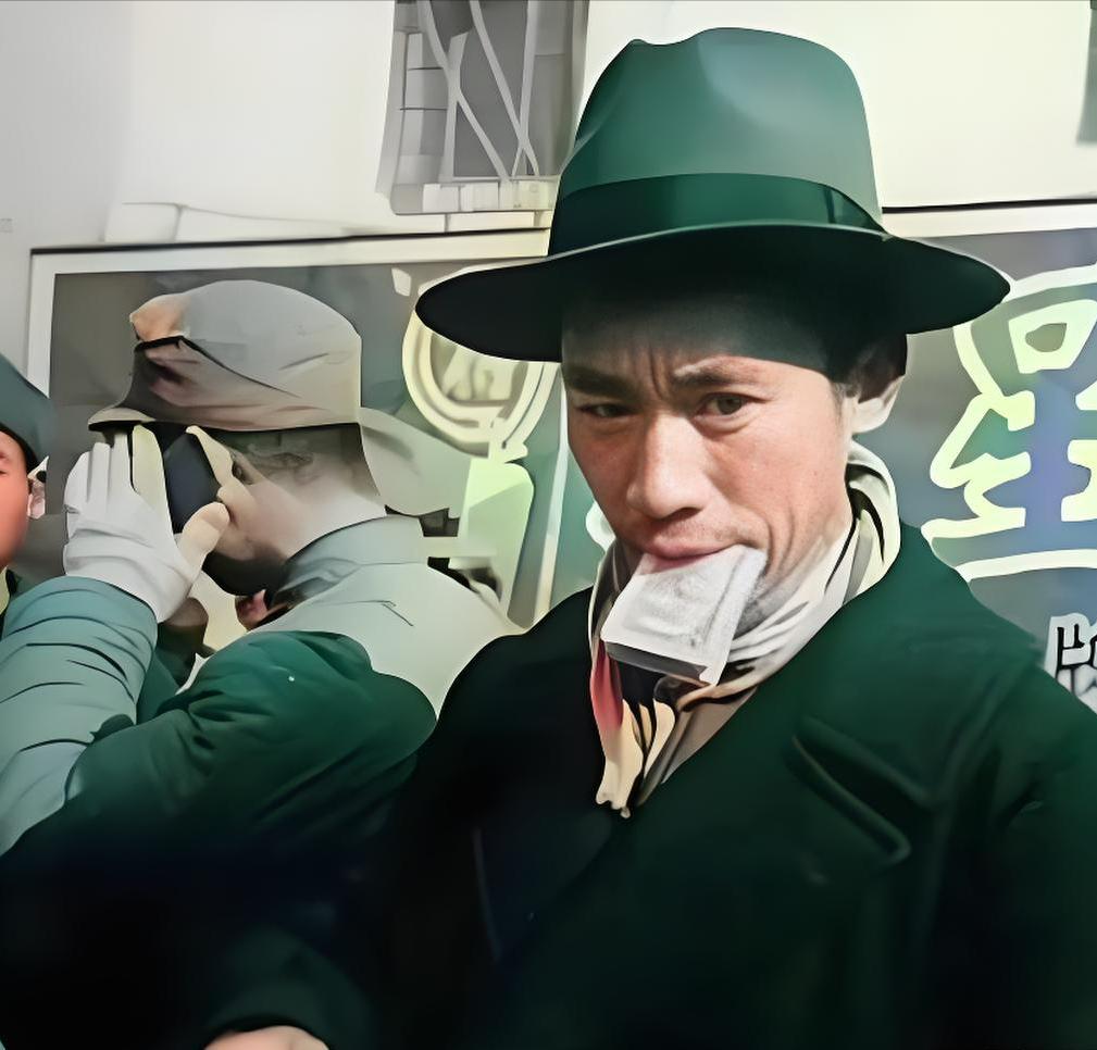 1949 年初，上海商人丁永福低价卖光了自家的洋房和工厂，换成美金和金条。旁人都
