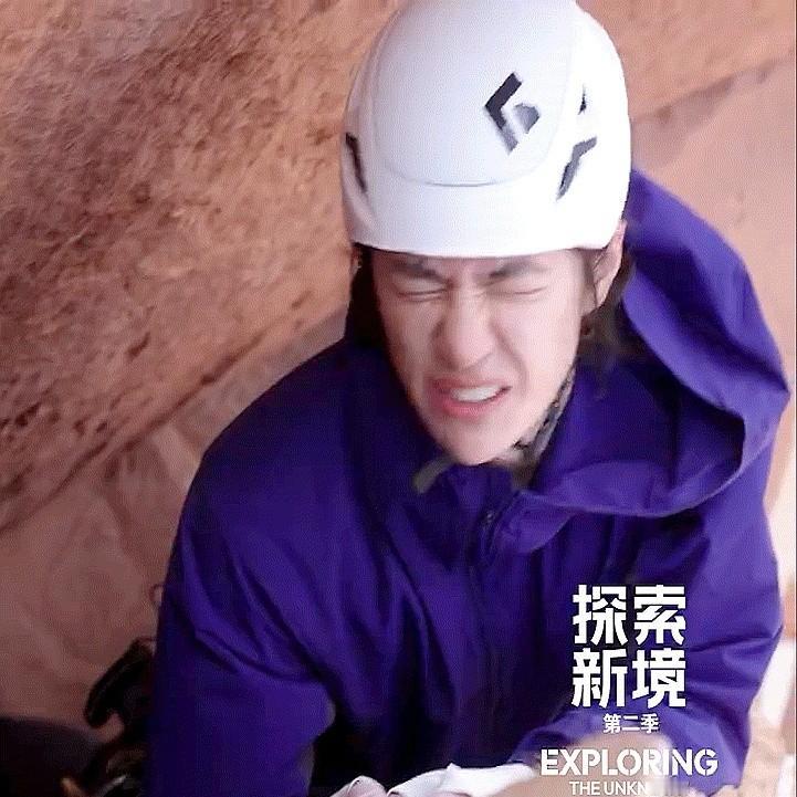 一个撒娇的镜头能被反复观看近万遍，这确实说明了艺人对粉丝的吸引力。但这种“浑然天